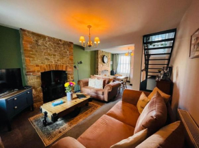 Bluebell Cottage Heritage Town nr Brecon Beacons with hot tub